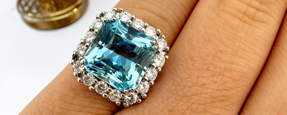 Zlatý prsten s krásným akvamarínem z Mozambiku